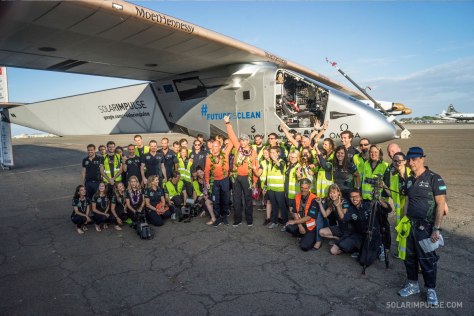 team-photo-solar-impulse-landing-hawaii